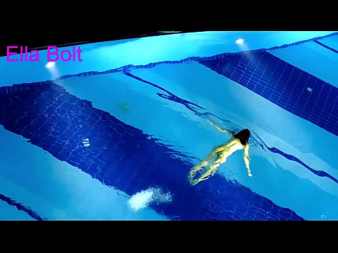 ❤️ Ik kin net ophâlde te sjen, jonge blonde fongen neaken swimmen yn ELLA BOLT resort pool ️ Just porno by wy ❌