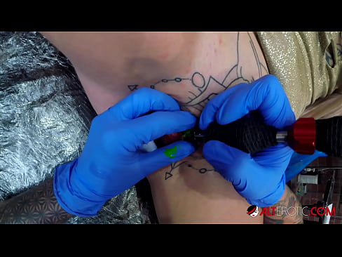 ❤️ Ekstreem tattooed hottie Sully Savage krige in tattoo op har klitoris ️ Just porno by wy ❌