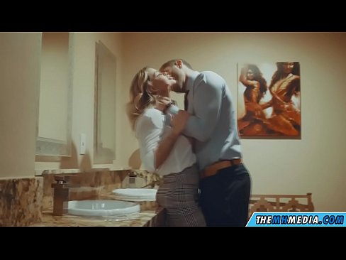❤️ As in busty blonde jo ferliedt yn in iepenbier toilet ️ Just porno by wy ❌